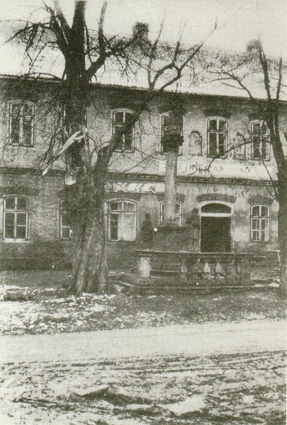 Pomník před hospodou 1948