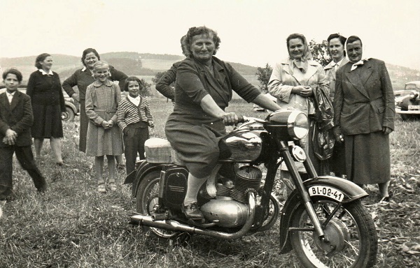 M.Veseláková, A.Kokošková, na motorce B.Cíglerová, J.Urbanová, J.Skalová, A.Raiserová